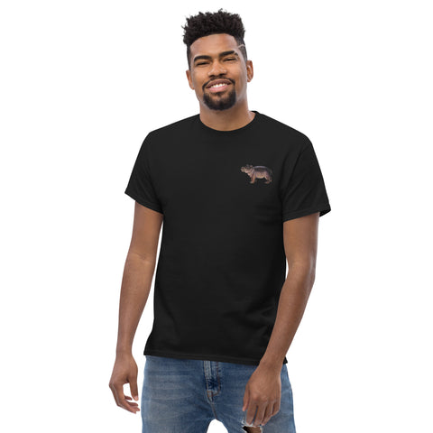 Nilpferdson gestickt auf Unisex T-Shirt schwarz